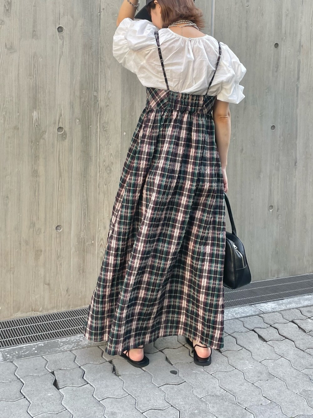 ブルー系のワンピース、ブラック系のサンダル、ホワイト系のシャツ/ブラウスを着用したレディースの春コーディネートの3枚目の写真