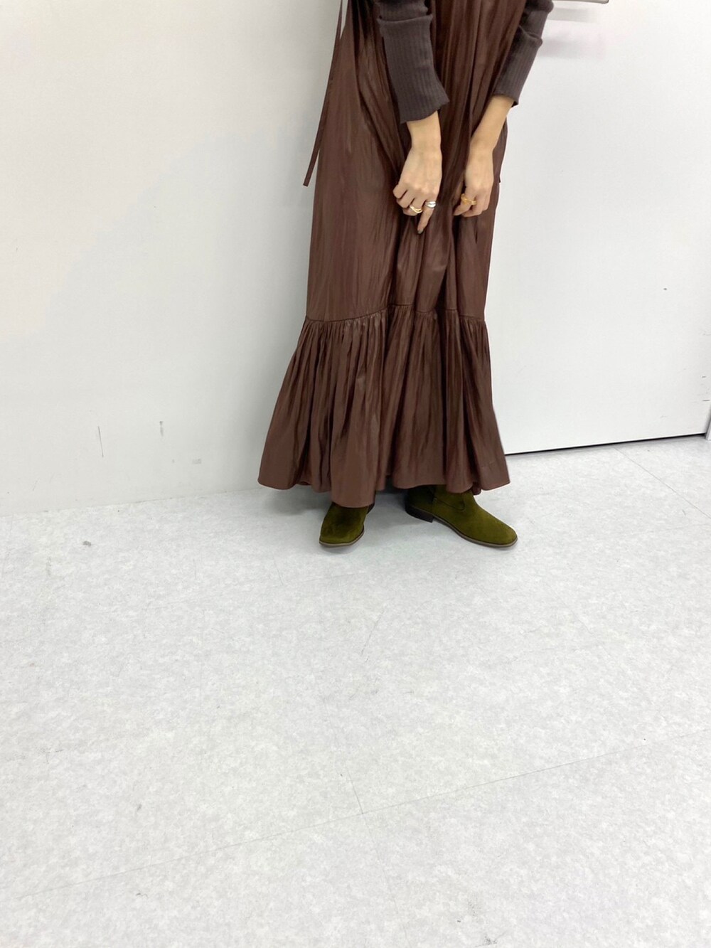 ブラウン系のTシャツ/カットソー、ブラウン系のワンピース、グリーン系のブーツを着用したレディースの秋コーディネートの2枚目の写真