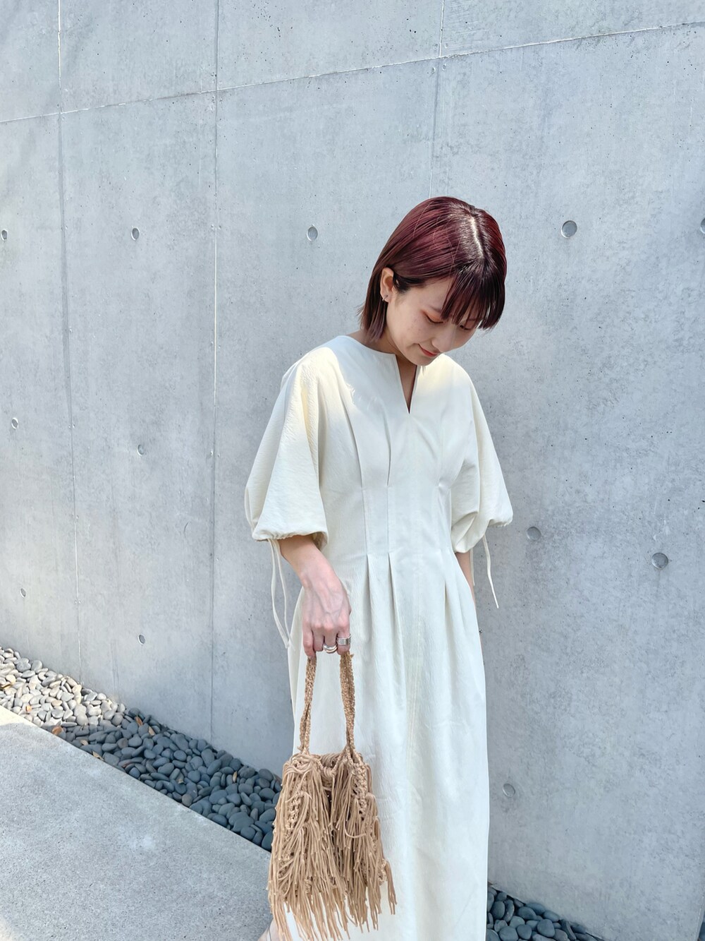 ホワイト系のワンピースを着用したレディースの春コーディネートの4枚目の写真