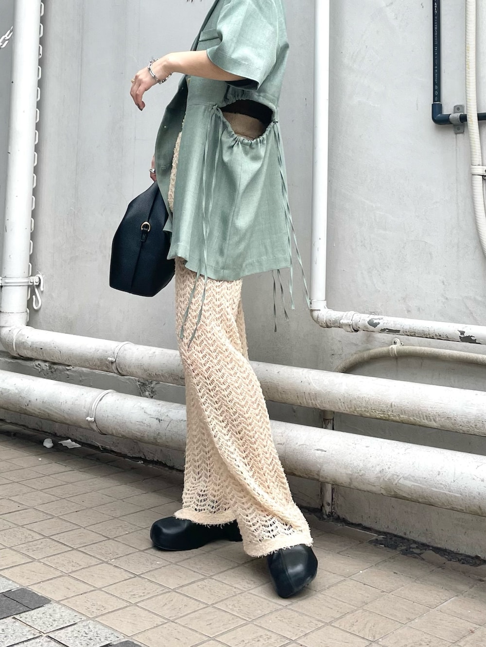 グリーン系のその他アウター、ベージュ系のその他パンツ、ブラック系のサンダルを着用したレディースの夏コーディネートの4枚目の写真