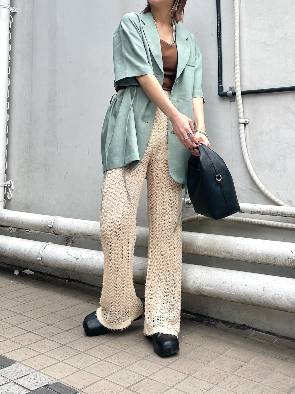 グリーン系のその他アウター、ベージュ系のその他パンツ、ブラック系のサンダルを着用したレディースの夏コーディネートの3枚目の写真