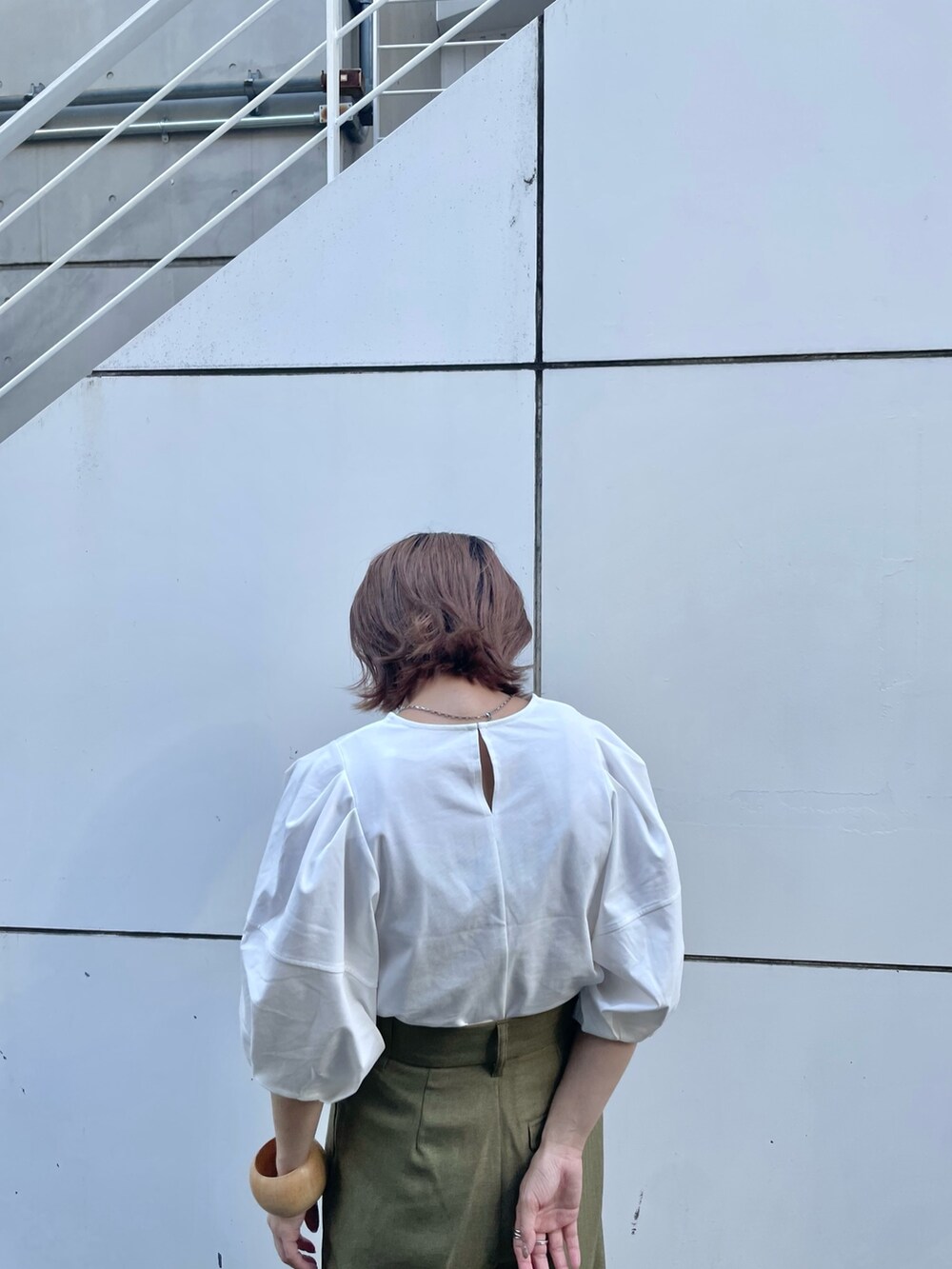 ホワイト系のTシャツ/カットソー、グリーン系のその他パンツ、ブラック系のサンダルを着用したレディースの春コーディネートの4枚目の写真