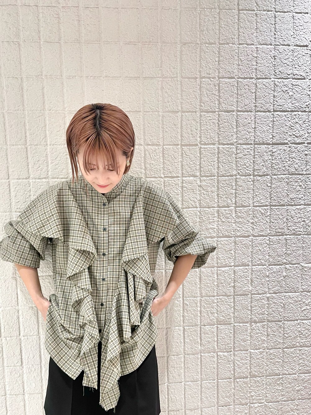 ベージュ系のシャツ/ブラウス、ブラック系のその他パンツ、ブラック系のブーツを着用したレディースの秋コーディネートの2枚目の写真