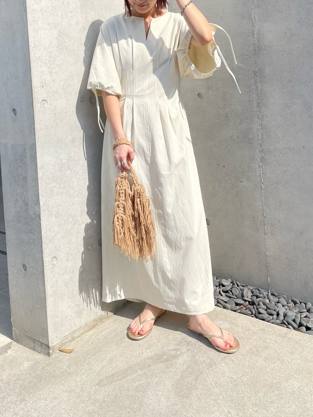 ホワイト系のワンピースを着用したレディースの春コーディネートの3枚目の写真