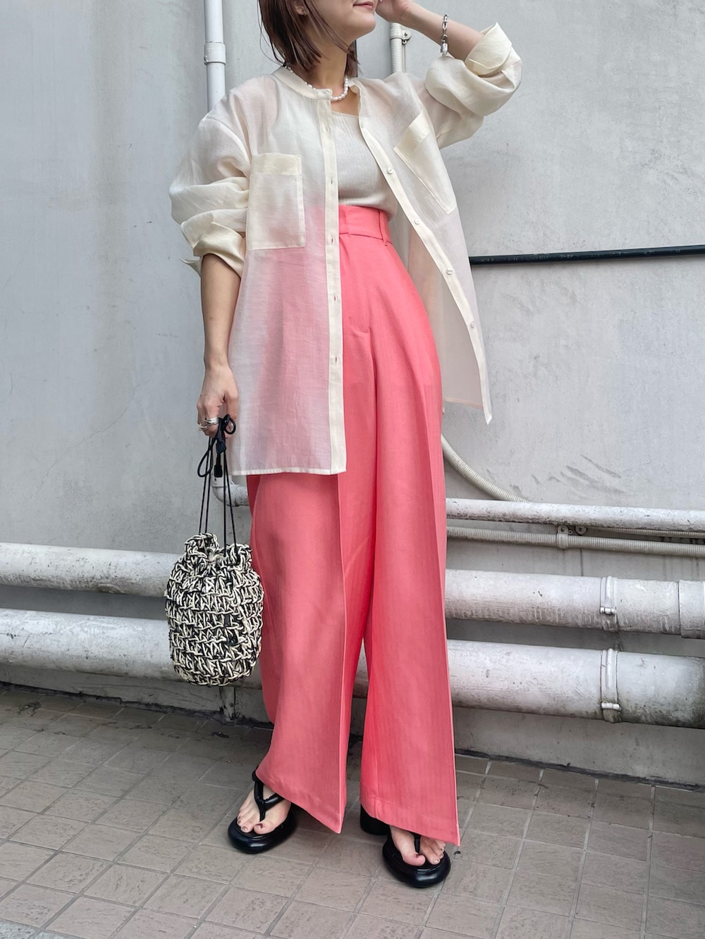 ブラック系のサンダル、ピンク系のその他パンツ、ホワイト系のシャツ/ブラウスを着用したレディースの春コーディネートの2枚目の写真