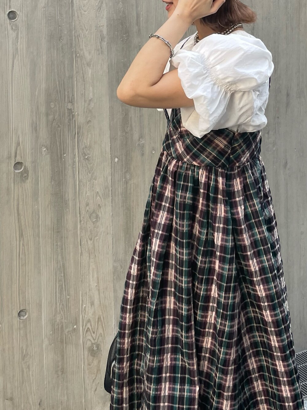 ブルー系のワンピース、ブラック系のサンダル、ホワイト系のシャツ/ブラウスを着用したレディースの春コーディネートの4枚目の写真