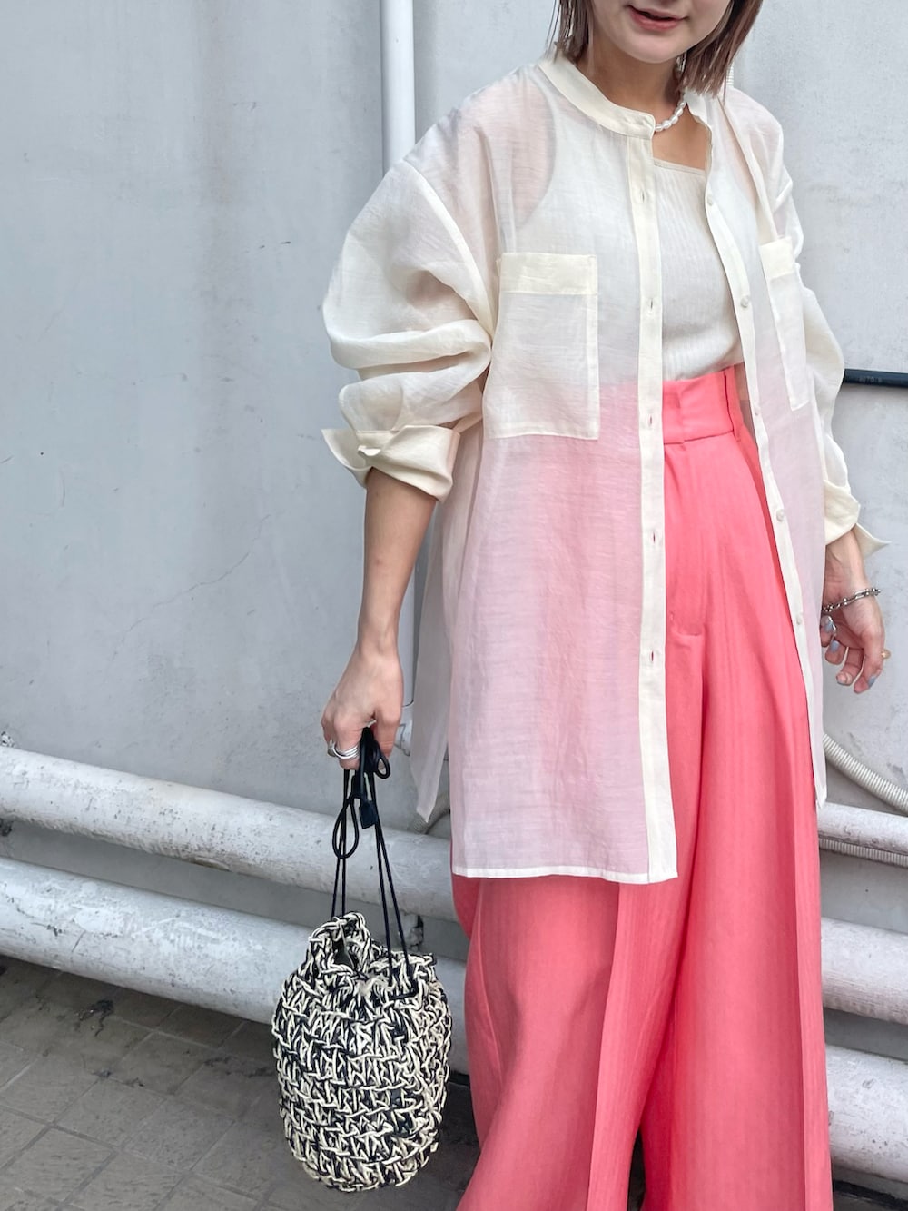ブラック系のサンダル、ピンク系のその他パンツ、ホワイト系のシャツ/ブラウスを着用したレディースの春コーディネートの3枚目の写真