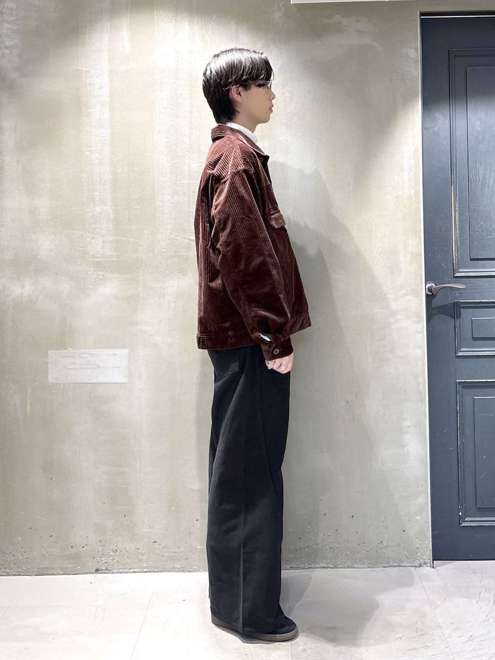 ブラック系のスニーカー、ブラウン系のシャツ/ブラウス、ブラック系のデニムパンツを着用したメンズの秋コーディネートの4枚目の写真