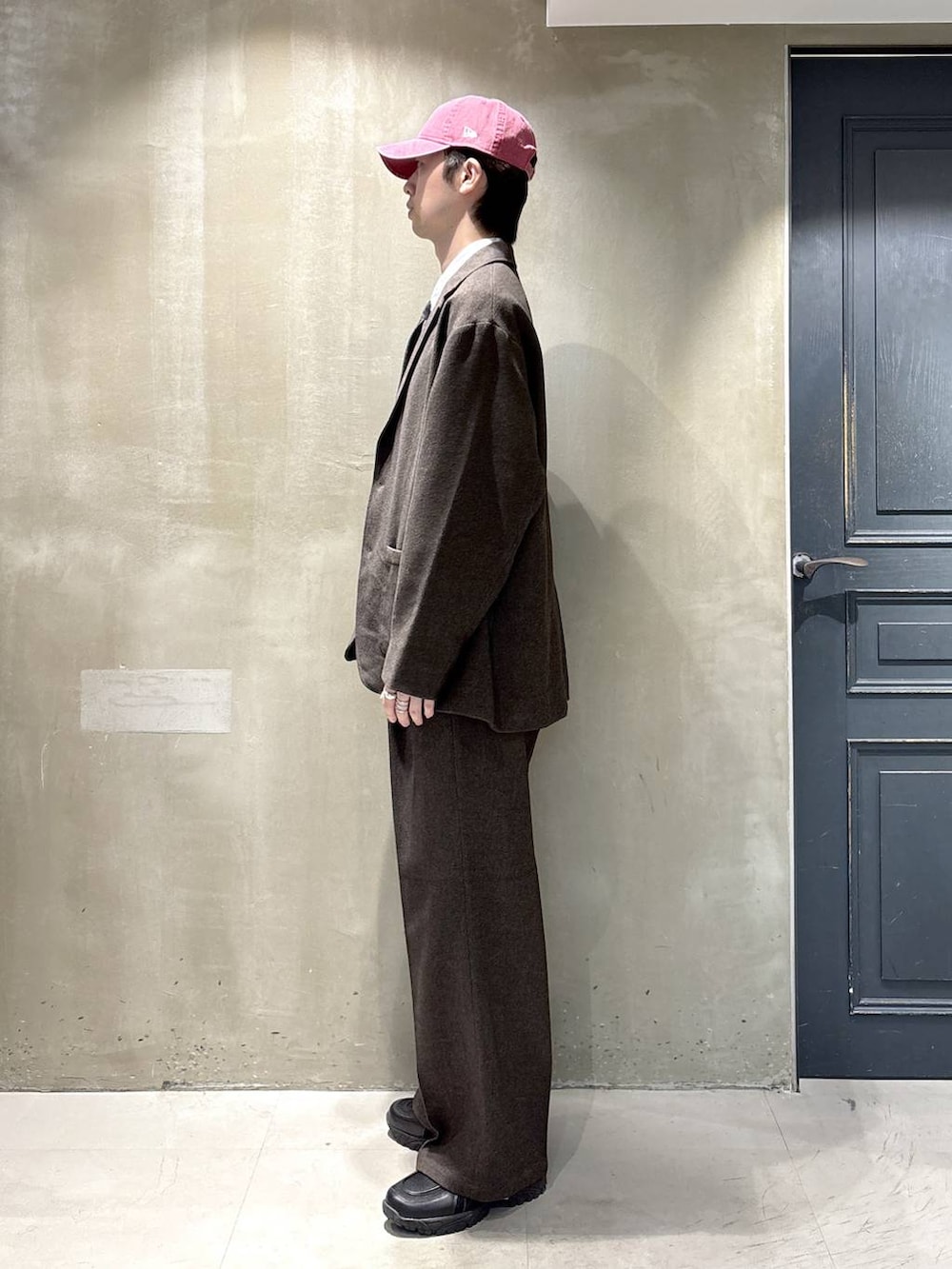 その他のネクタイ、ブラウン系のテーラードジャケット、ブラウン系のスラックスを着用したメンズの秋コーディネートの2枚目の写真