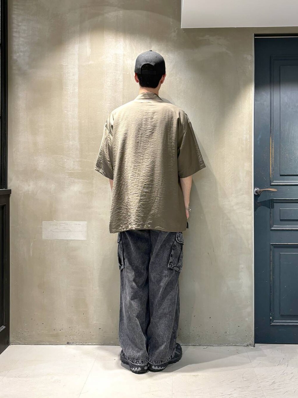 グレー系のデニムパンツ、グリーン系のシャツ/ブラウス、ブラック系のTシャツ/カットソーを着用したメンズの夏コーディネートの3枚目の写真