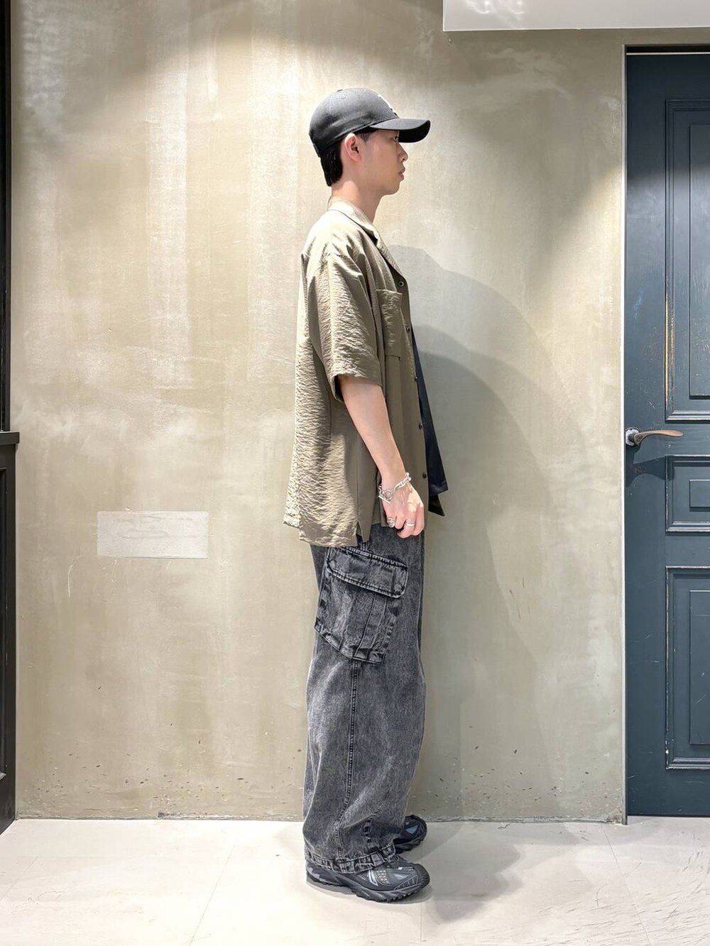 グレー系のデニムパンツ、グリーン系のシャツ/ブラウス、ブラック系のTシャツ/カットソーを着用したメンズの夏コーディネートの4枚目の写真