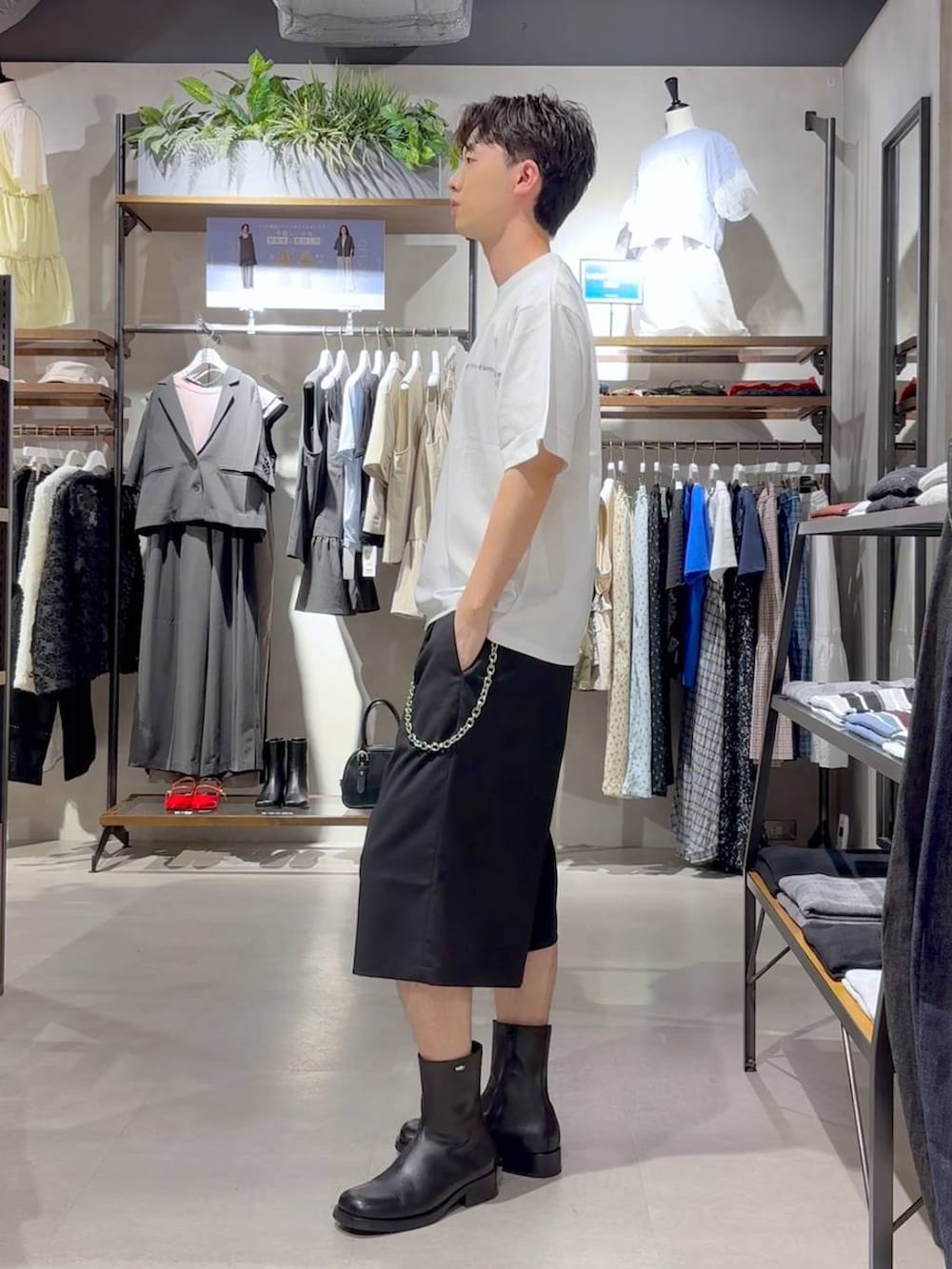 ブラック系のスラックス、ブルー系のTシャツ/カットソー、シルバー系のキーホルダーを着用したメンズの春コーディネートの2枚目の写真