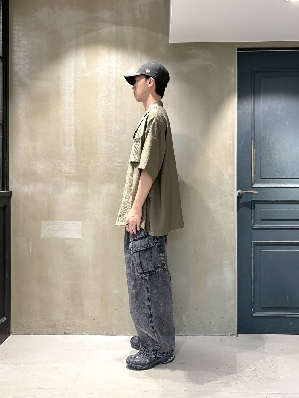 グレー系のデニムパンツ、グリーン系のシャツ/ブラウス、ブラック系のTシャツ/カットソーを着用したメンズの夏コーディネートの2枚目の写真