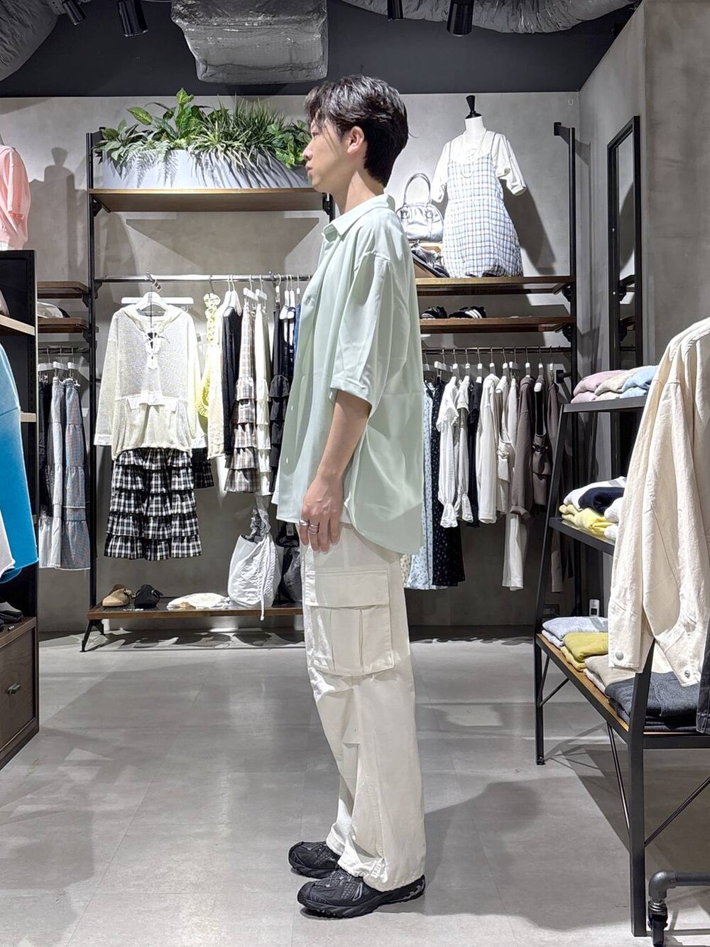 ブラック系のシャツ/ブラウス、ホワイト系のカーゴパンツ、ホワイト系のTシャツ/カットソーを着用したメンズの春コーディネートの2枚目の写真