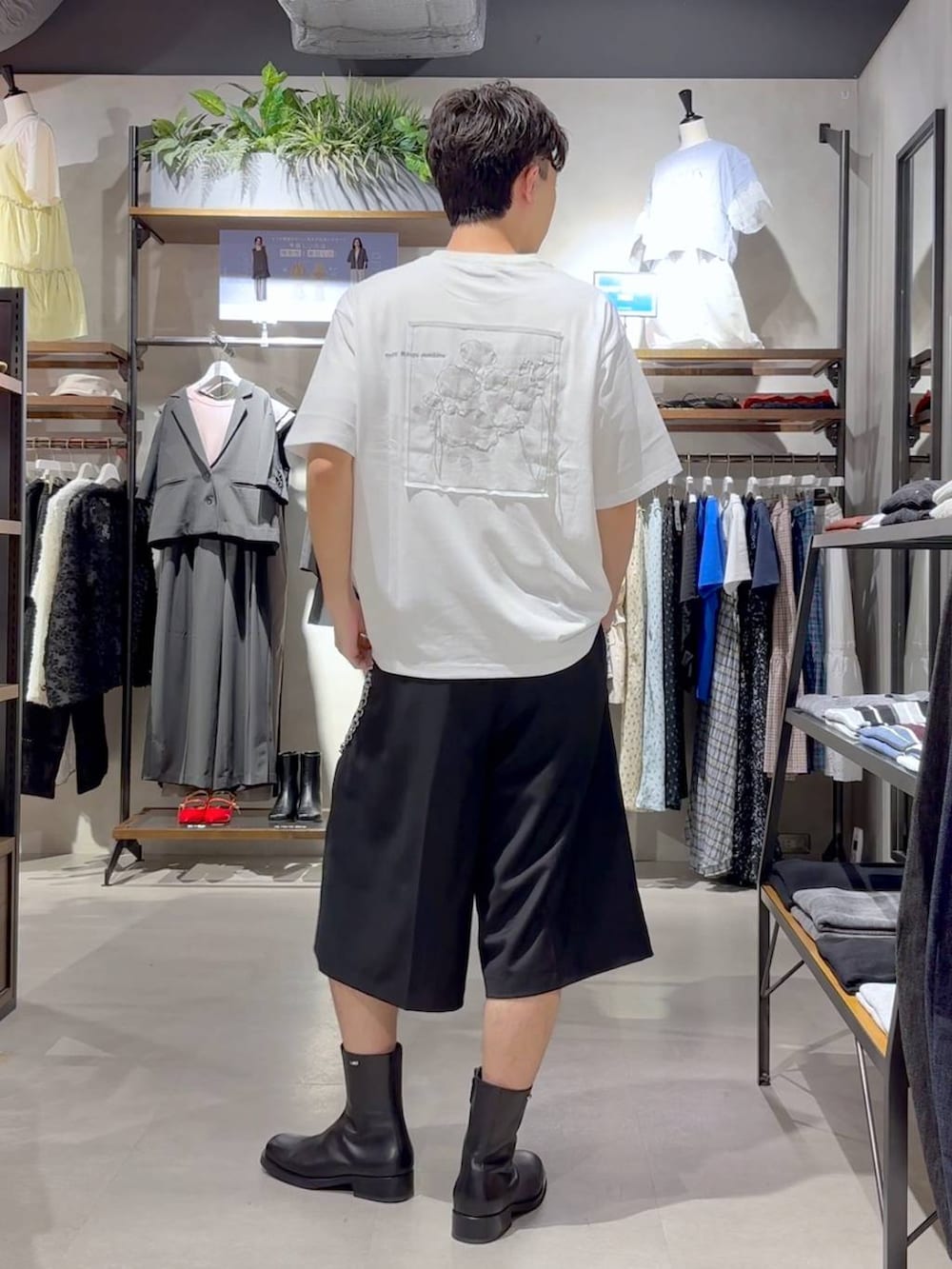 ブラック系のスラックス、ブルー系のTシャツ/カットソー、シルバー系のキーホルダーを着用したメンズの春コーディネートの3枚目の写真