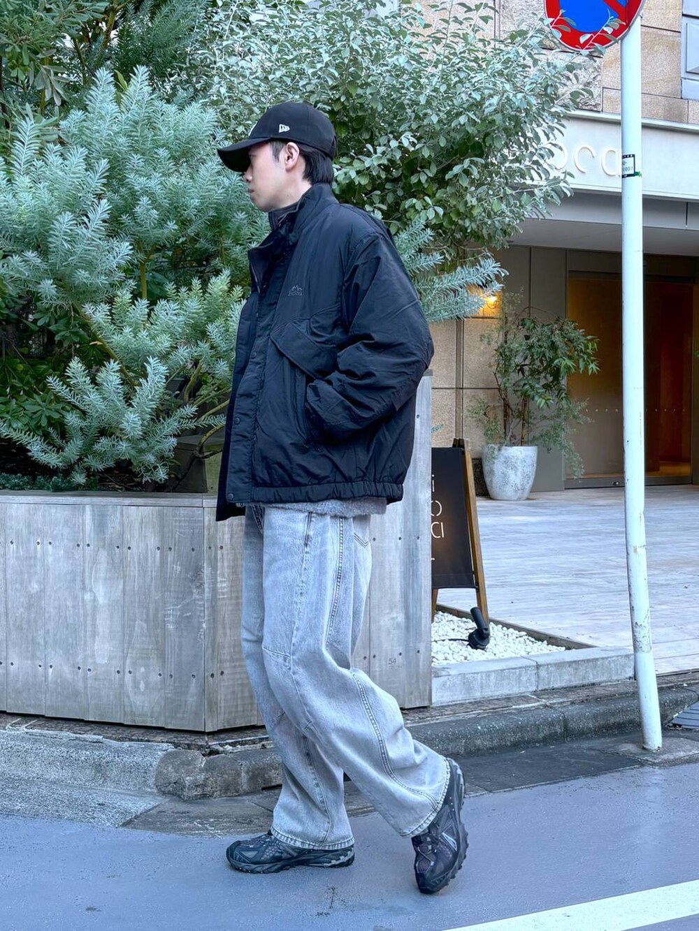 「高身長、トラッド、モテ、カジュアル、ブルゾン、ニット、デニムパンツ、ワイドパンツ」｜「RAGEBLUEのフリースフェイクレイヤード/ナイロンブルゾン（ナイロンジャケット、ブラック系）」を使った、りゅうとさん（メンズ・180cm）の秋コーディネートの2枚目の写真