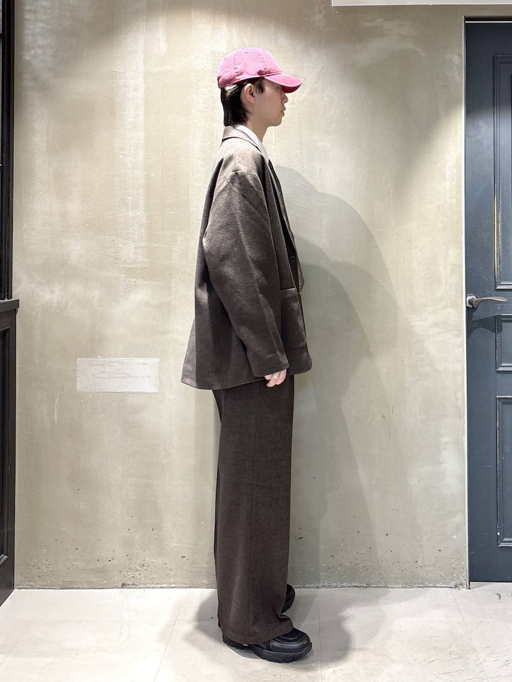 その他のネクタイ、ブラウン系のテーラードジャケット、ブラウン系のスラックスを着用したメンズの秋コーディネートの4枚目の写真