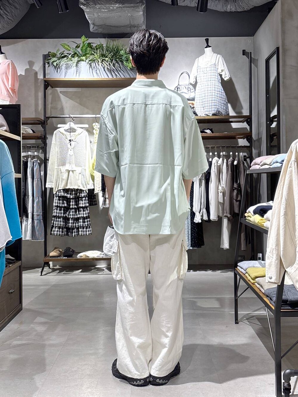ブラック系のシャツ/ブラウス、ホワイト系のカーゴパンツ、ホワイト系のTシャツ/カットソーを着用したメンズの春コーディネートの3枚目の写真