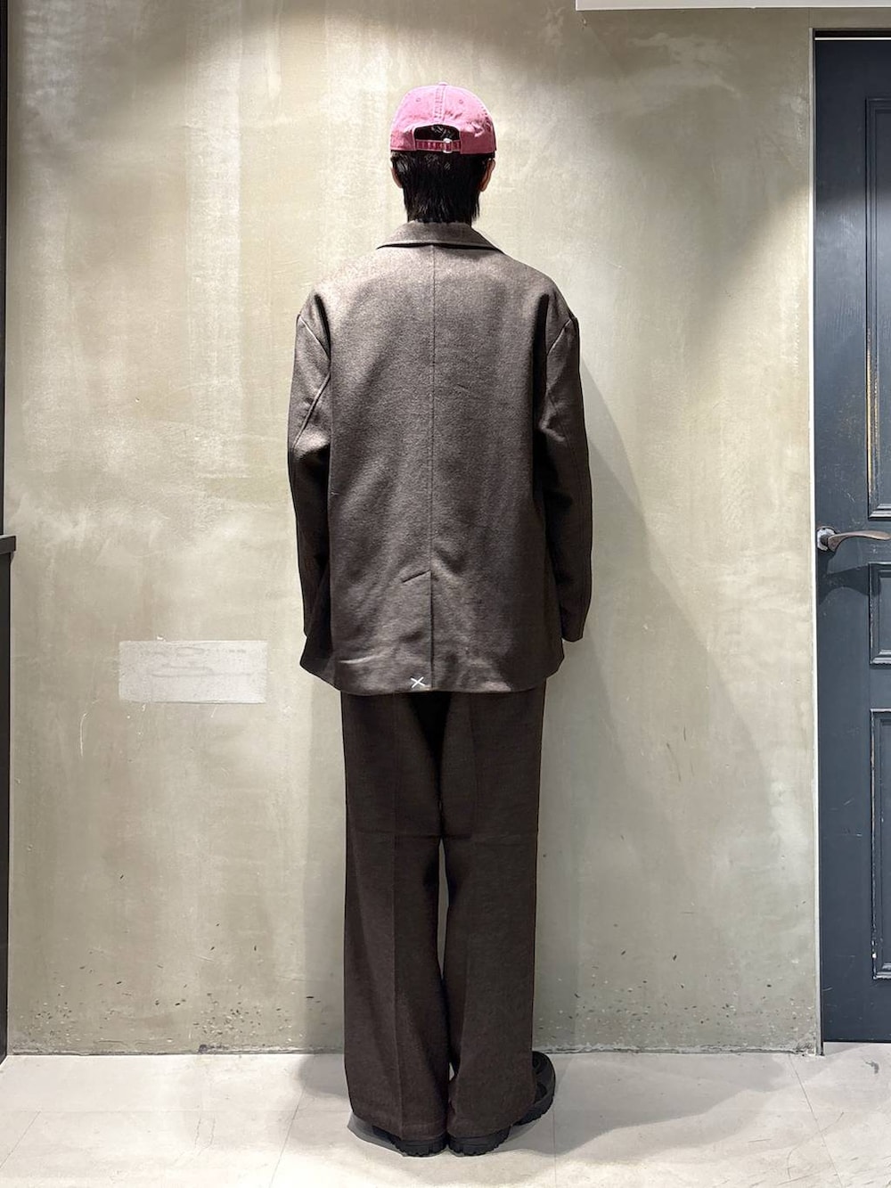 その他のネクタイ、ブラウン系のテーラードジャケット、ブラウン系のスラックスを着用したメンズの秋コーディネートの3枚目の写真