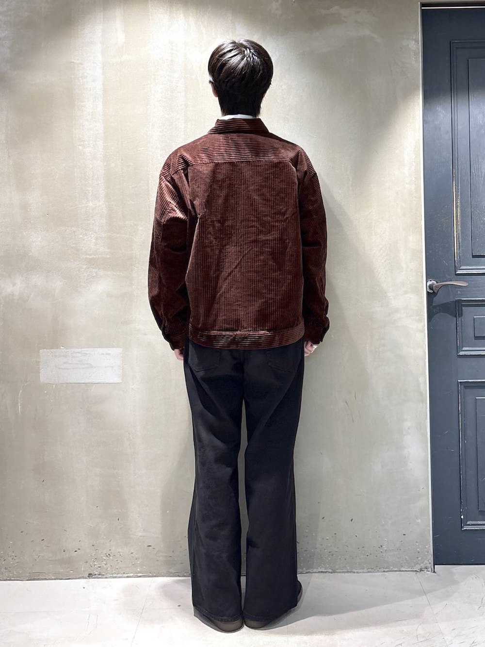 ブラック系のスニーカー、ブラウン系のシャツ/ブラウス、ブラック系のデニムパンツを着用したメンズの秋コーディネートの3枚目の写真