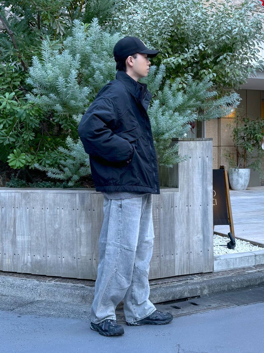 「高身長、トラッド、モテ、カジュアル、ブルゾン、ニット、デニムパンツ、ワイドパンツ」｜「RAGEBLUEのフリースフェイクレイヤード/ナイロンブルゾン（ナイロンジャケット、ブラック系）」を使った、りゅうとさん（メンズ・180cm）の秋コーディネートの3枚目の写真