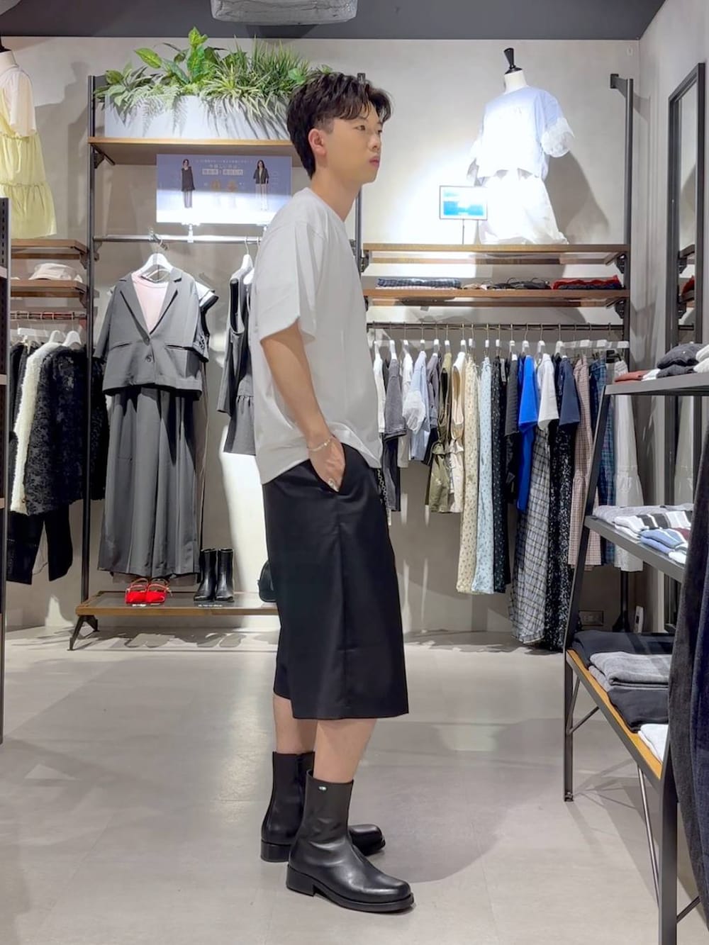 ブラック系のスラックス、ブルー系のTシャツ/カットソー、シルバー系のキーホルダーを着用したメンズの春コーディネートの4枚目の写真