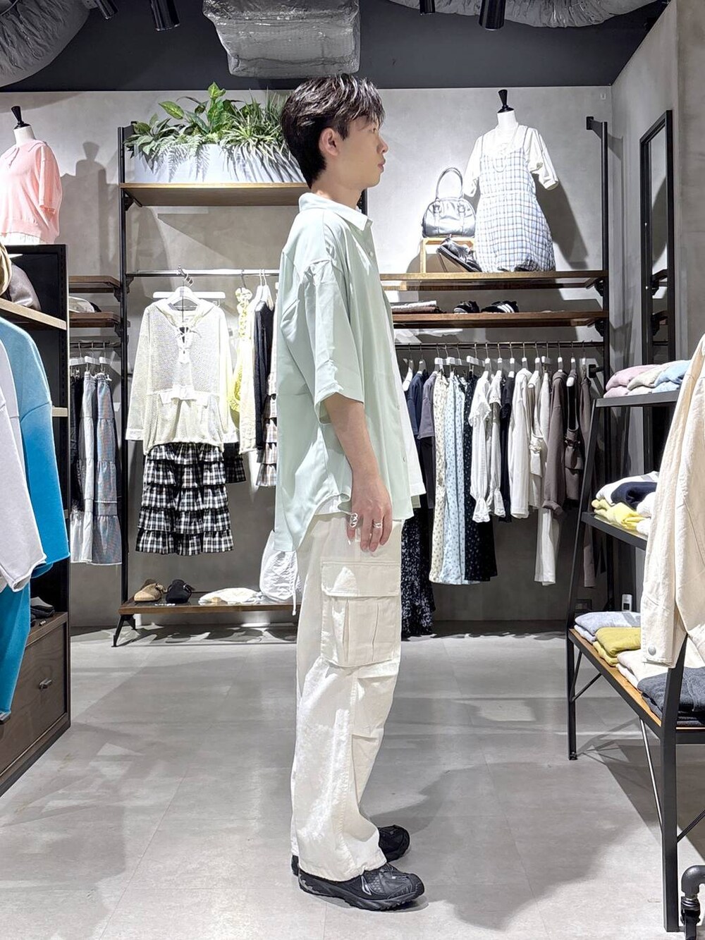 ブラック系のシャツ/ブラウス、ホワイト系のカーゴパンツ、ホワイト系のTシャツ/カットソーを着用したメンズの春コーディネートの4枚目の写真