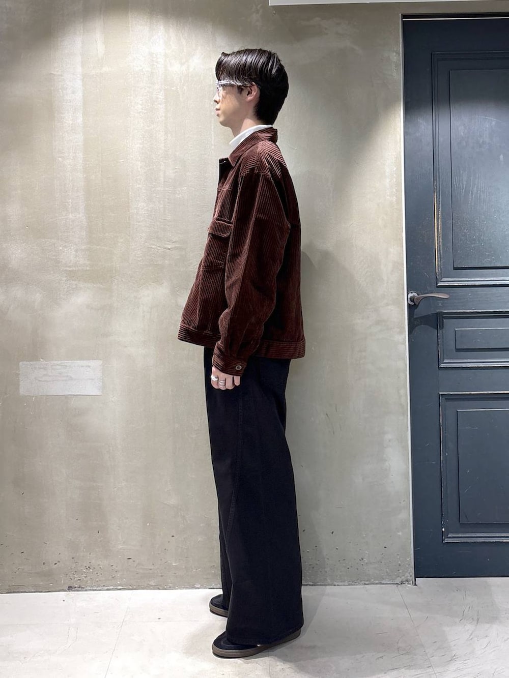 ブラック系のスニーカー、ブラウン系のシャツ/ブラウス、ブラック系のデニムパンツを着用したメンズの秋コーディネートの2枚目の写真