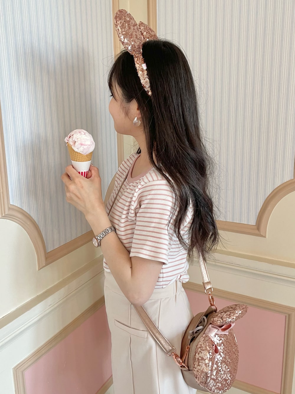 ピンク系のTシャツ/カットソー、ピンク系のショルダーバッグ、ホワイト系のその他パンツを着用したレディースの夏コーディネートの2枚目の写真