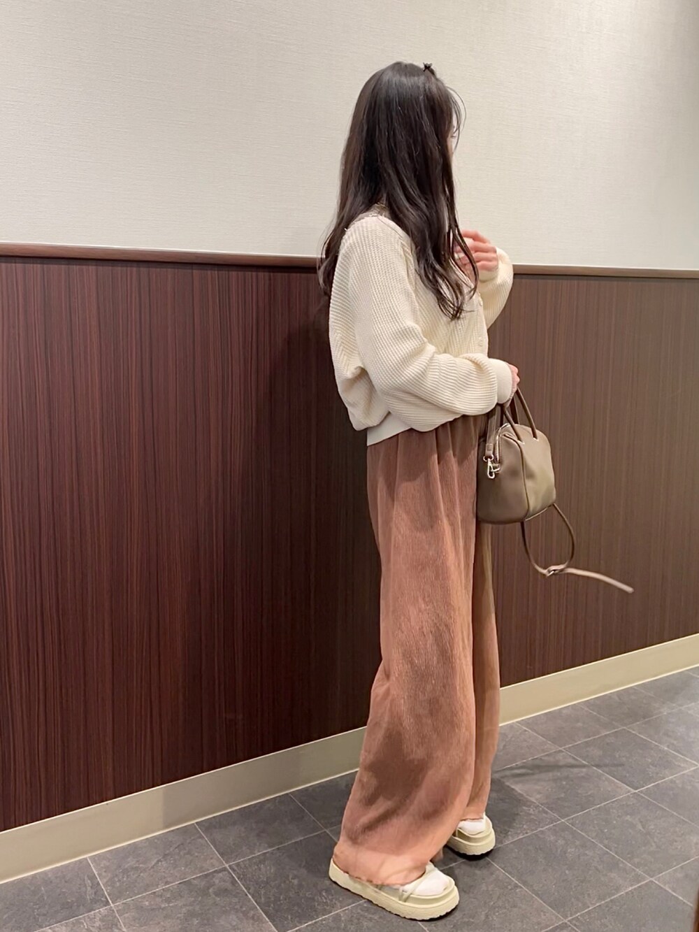 ベージュ系のカーディガン/ボレロ、ブラウン系のショルダーバッグ、ブラウン系のその他パンツを着用したレディースの夏コーディネートの2枚目の写真