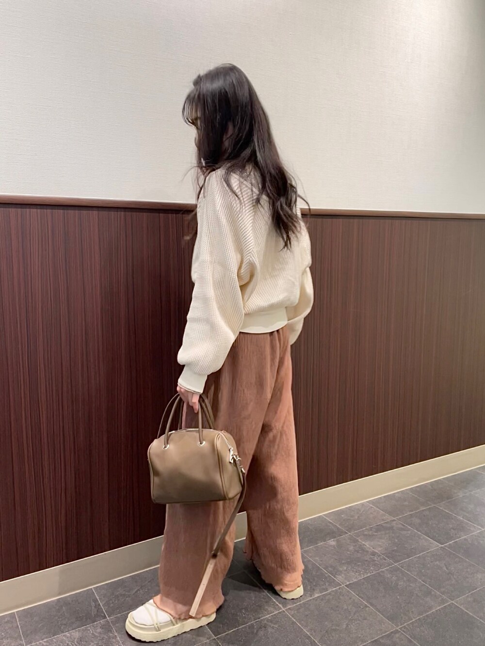 ベージュ系のカーディガン/ボレロ、ブラウン系のショルダーバッグ、ブラウン系のその他パンツを着用したレディースの夏コーディネートの3枚目の写真