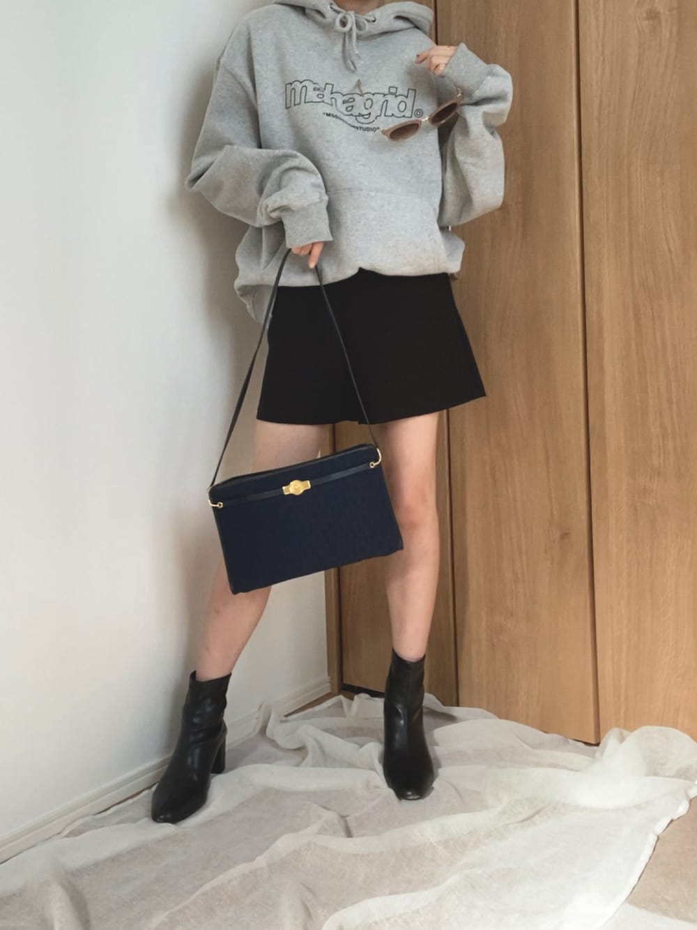 「秋コーデ、シンプル、秋服準備はじめました、秋のコーデ、低身長女子、お洒落さんとつながりたい、モノトーン、黒、カジュアルガーリー、韓国ファッション、ブーツ、骨格ウェーブ、パーカー」｜「MAHAGRIDの【MAHAGRID/マハグリッド】 THIRD LOGO HD/サードロゴ　プリントスウェットパーカー/ユニセックス/裏起毛（パーカー、グレー系）」を使った、ムッチューさん（レディース・155cm）の秋コーディネートの3枚目の写真