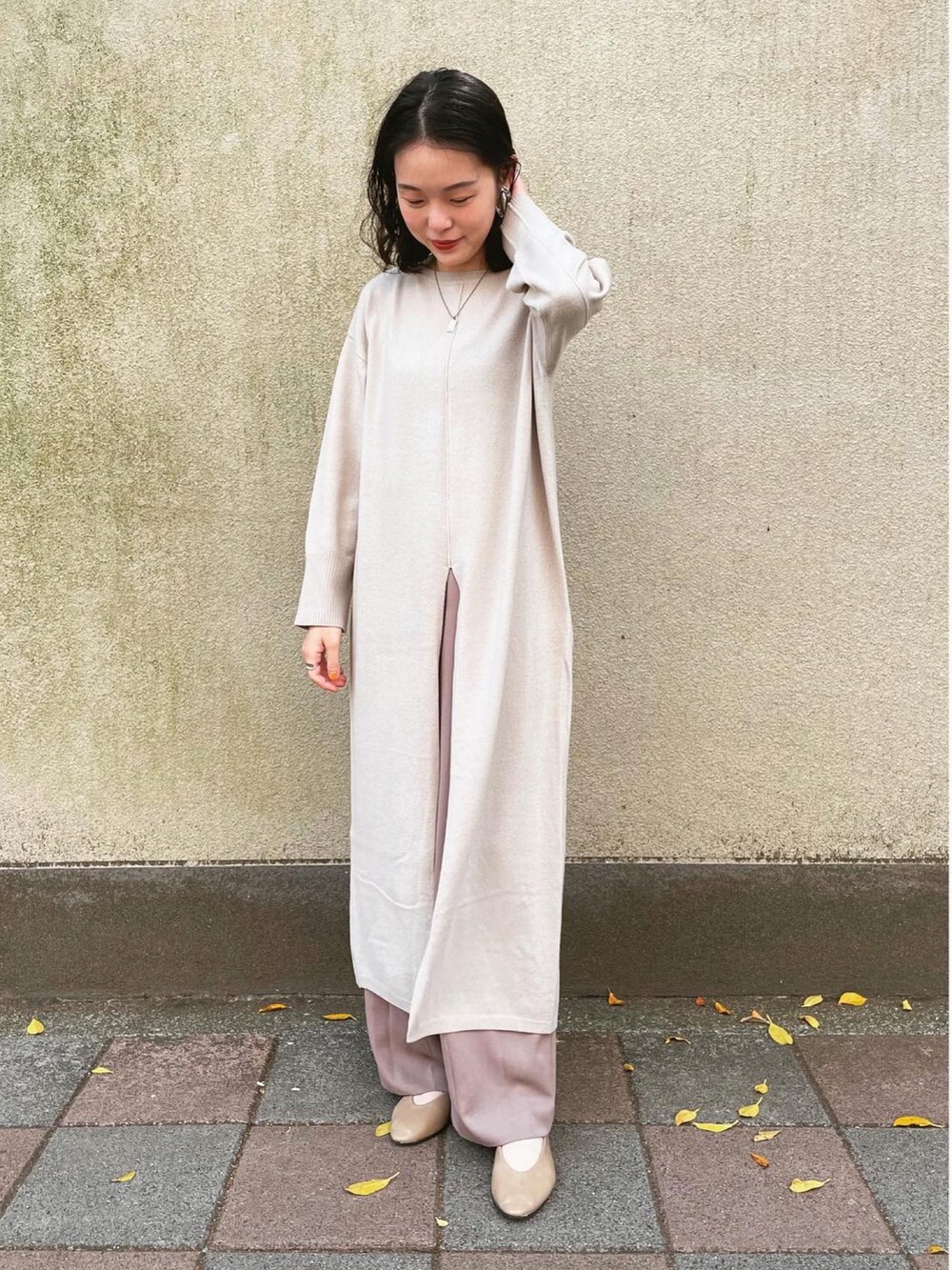 その他のジャケット/アウター、ベージュ系のワンピース、ブラウン系のその他パンツを着用したレディースの春コーディネートの2枚目の写真