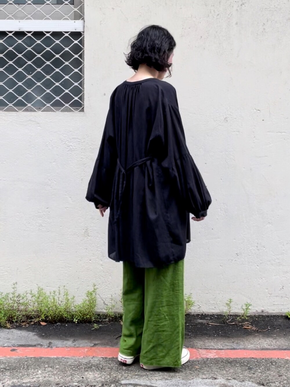 グリーン系のその他パンツ、ブラック系のシャツ/ブラウス、ホワイト系のスニーカーを着用したレディースの秋コーディネートの2枚目の写真