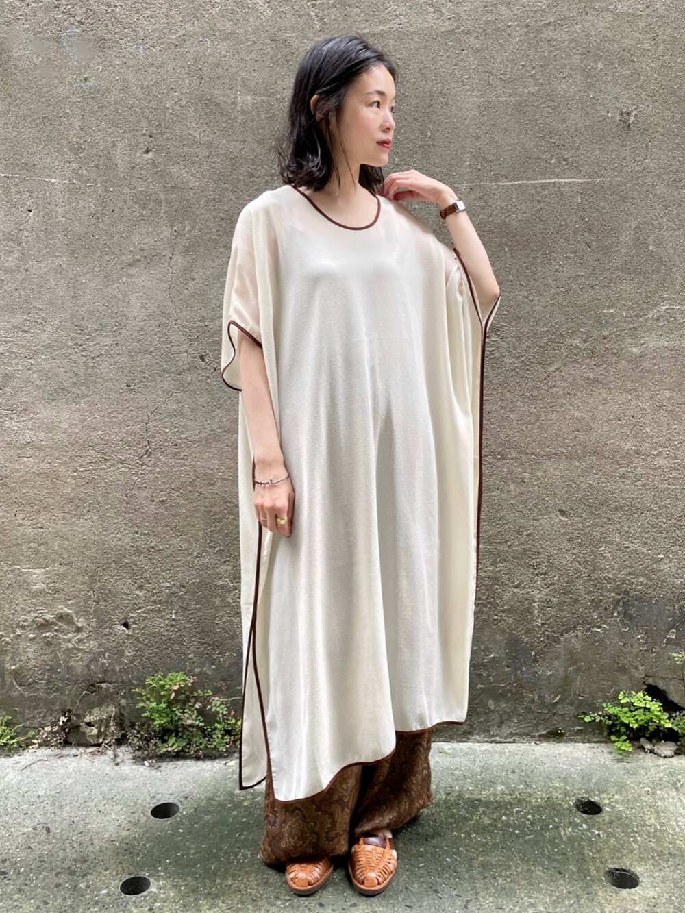 ベージュ系のワンピース、ブラウン系のその他パンツ、ベージュ系のサンダルを着用したレディースの秋コーディネートの2枚目の写真