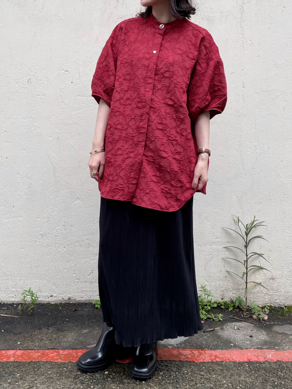 レッド系のシャツ/ブラウス、ブラック系のレインシューズ、ブラック系のマタニティウェア/グッズを着用したレディースの秋コーディネートの2枚目の写真