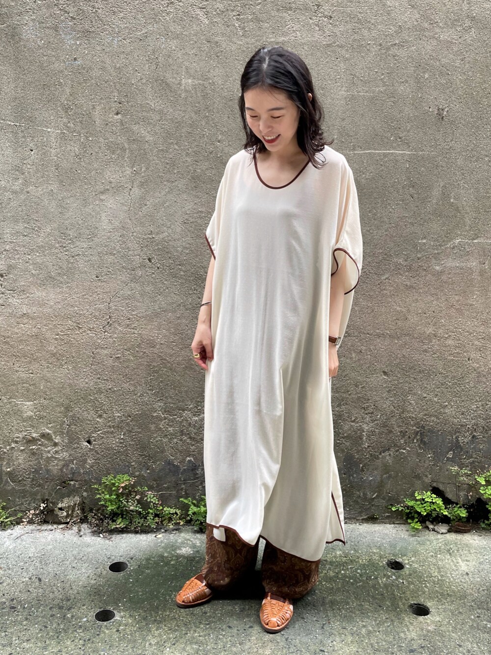 ベージュ系のワンピース、ブラウン系のその他パンツ、ベージュ系のサンダルを着用したレディースの秋コーディネートの3枚目の写真