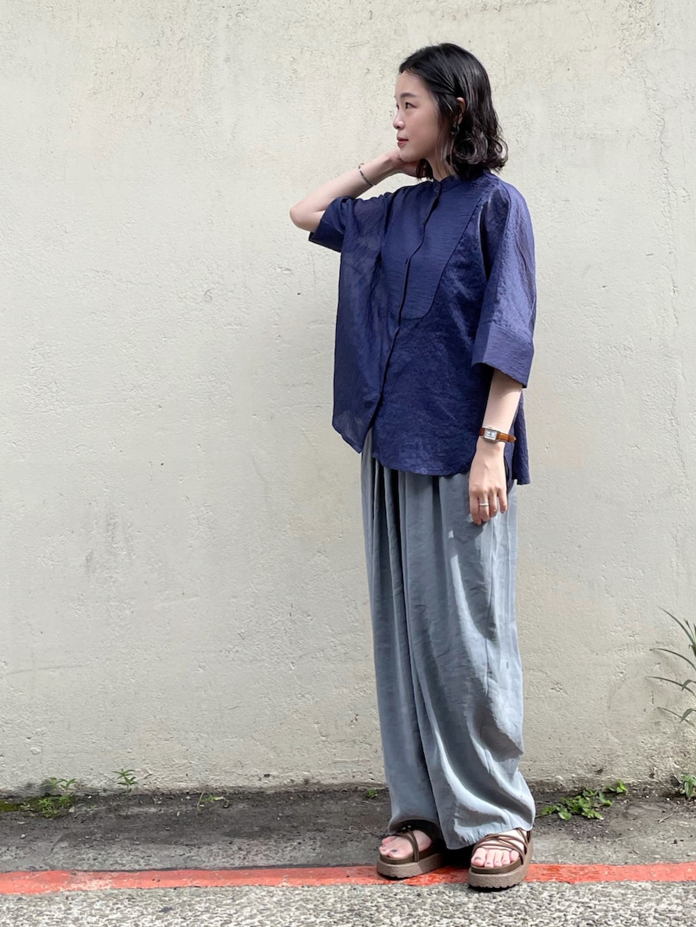 ブルー系のシャツ/ブラウス、グレー系のその他パンツ、ベージュ系のサンダルを着用したレディースの夏コーディネートの3枚目の写真