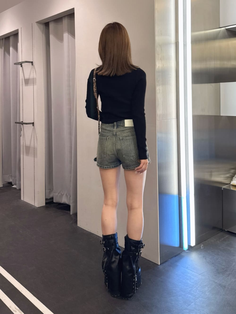 その他のショルダーバッグ、ブラック系のブーツ、ブラック系のニット/セーターを着用したレディースの秋コーディネートの2枚目の写真