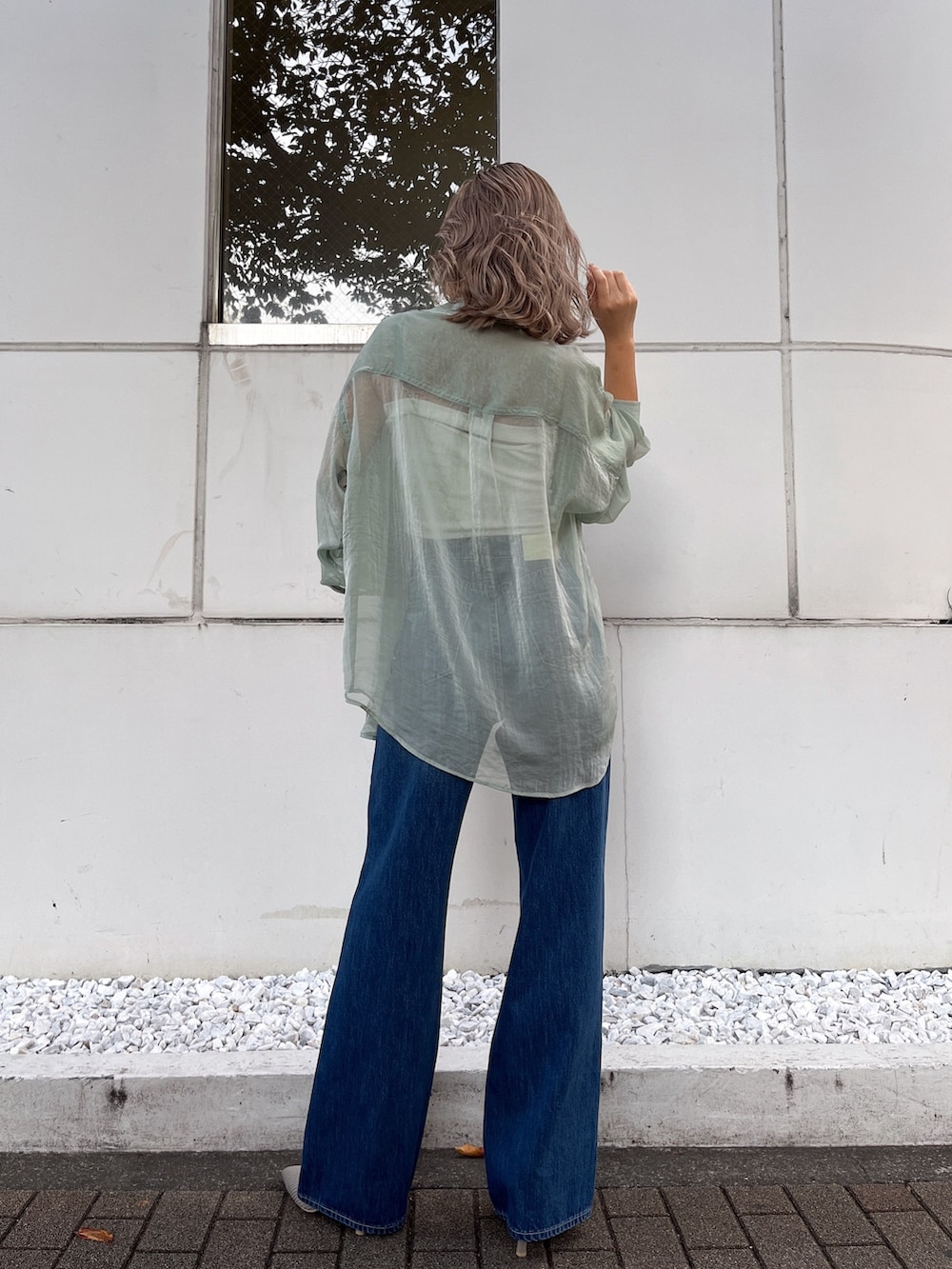 グリーン系のシャツ/ブラウス、ホワイト系のキャミソールを着用したレディースの春コーディネートの2枚目の写真