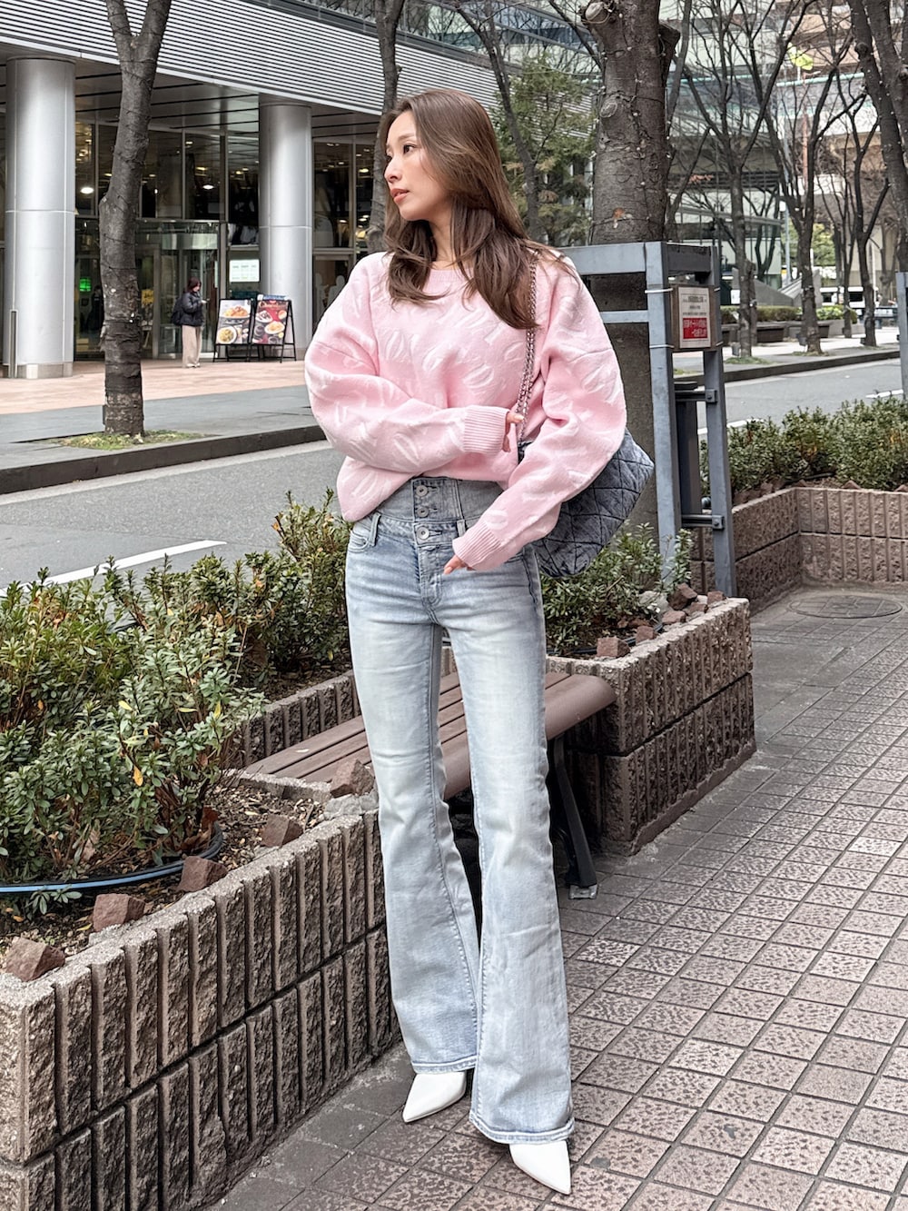 ホワイト系のニット/セーター、ブルー系のデニムパンツを着用したレディースの春コーディネートの2枚目の写真