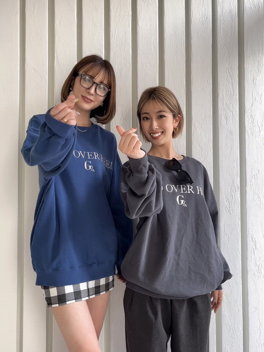 ブルー系のスウェット、その他のスカートを着用したレディースの冬コーディネートの3枚目の写真