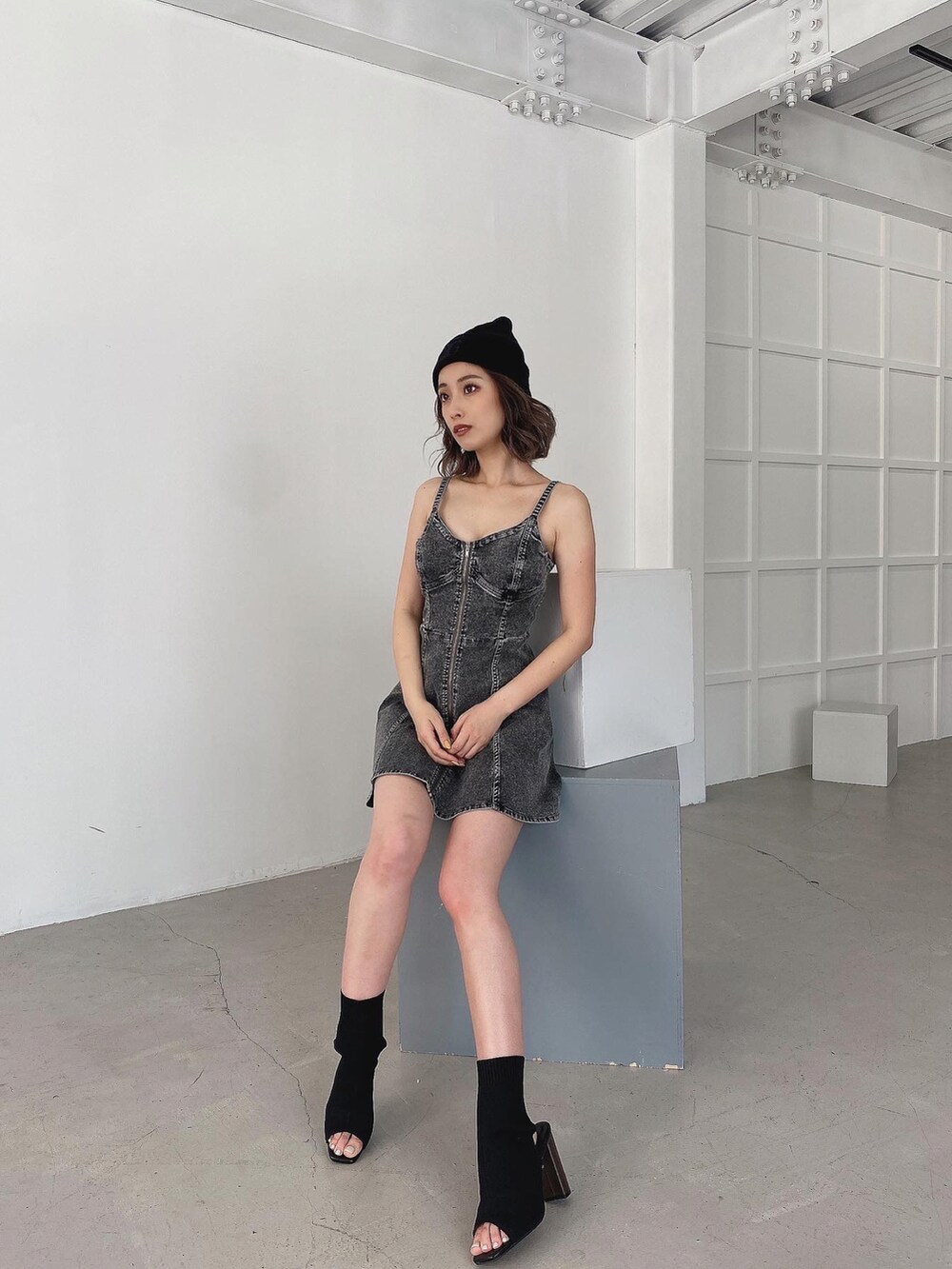 ブラック系のワンピースを着用したレディースの夏コーディネートの2枚目の写真