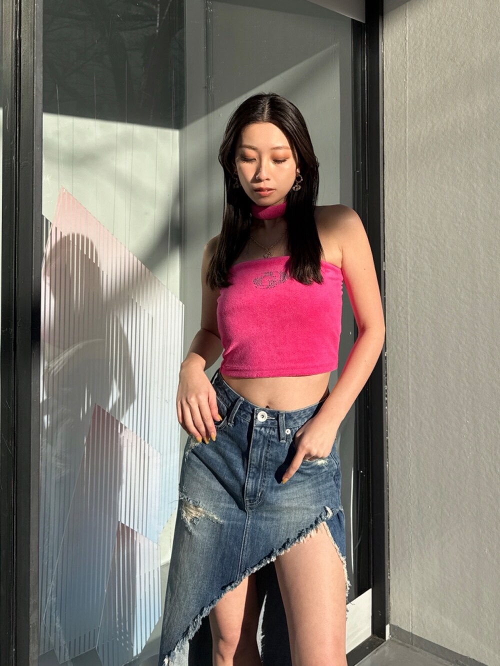 ブルー系のデニムスカートを着用したレディースの夏コーディネートの4枚目の写真