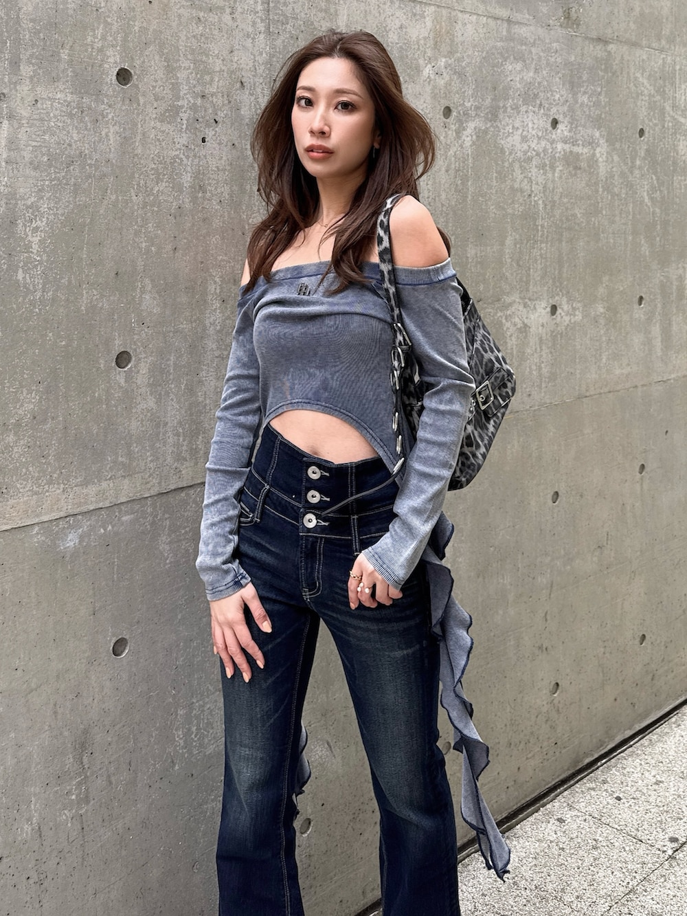 ブルー系のデニムパンツ、ブルー系のTシャツ/カットソーを着用したレディースの春コーディネートの3枚目の写真