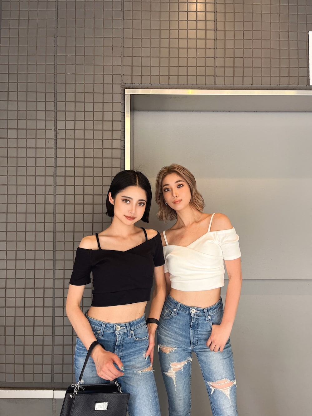 ホワイト系のTシャツ/カットソー、ブルー系のデニムパンツ、ブラック系のサンダルを着用したレディースの夏コーディネートの4枚目の写真