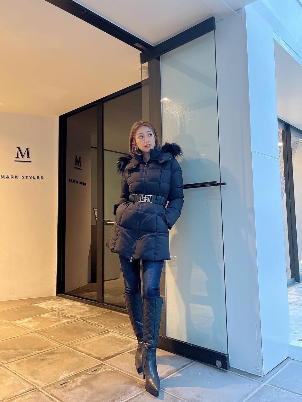 ブルー系のデニムパンツ、ブラック系のその他アウター、ブルー系のデニムパンツを着用したレディースの秋コーディネートの2枚目の写真