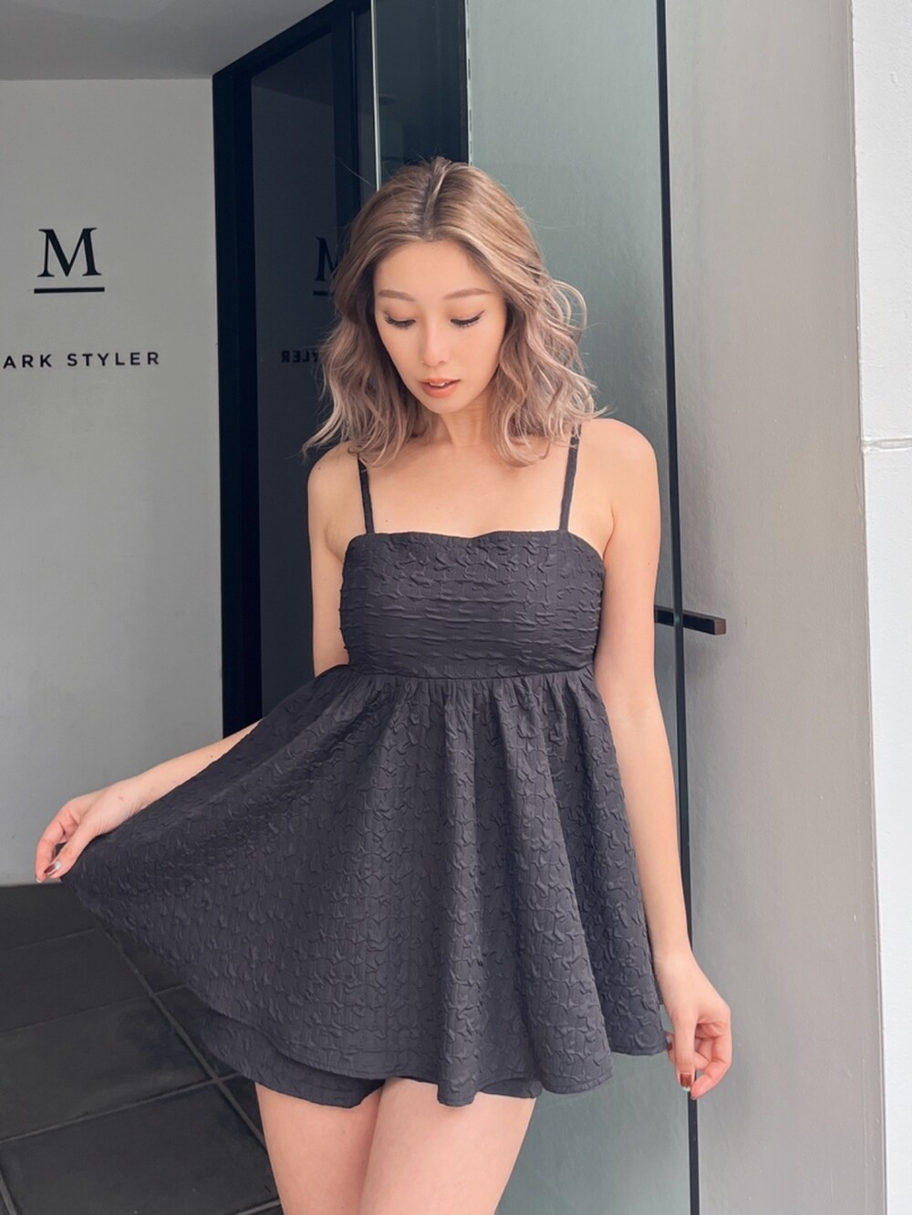 ブラック系のシャツ/ブラウス、ブラック系のその他パンツ、ブラック系のサンダルを着用したレディースの夏コーディネートの6枚目の写真