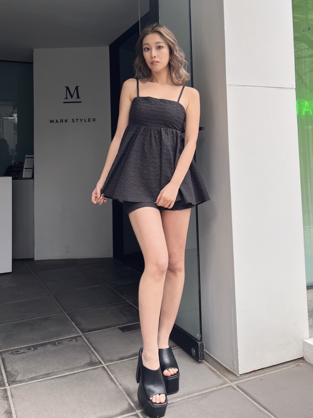 ブラック系のシャツ/ブラウス、ブラック系のその他パンツ、ブラック系のサンダルを着用したレディースの夏コーディネートの3枚目の写真