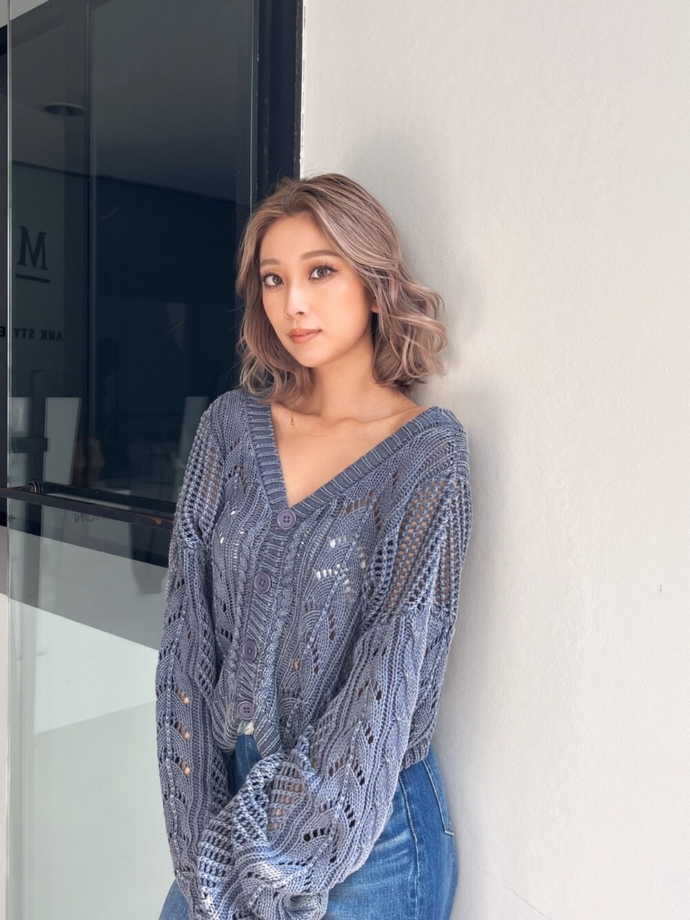 ピンク系のカーディガン/ボレロを着用したレディースの春コーディネートの2枚目の写真